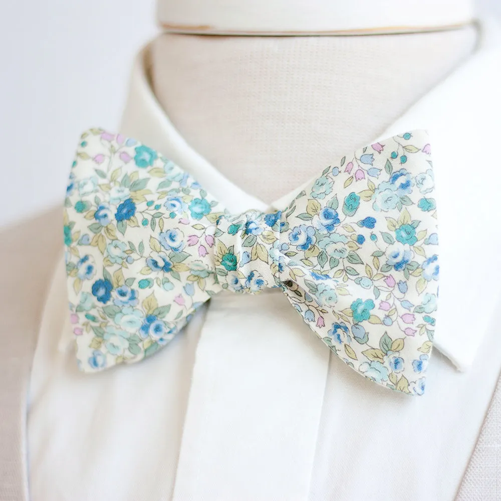 Men's Necktie / Blossoms In Blue