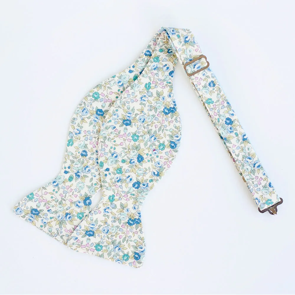 Men's Necktie / Blossoms In Blue
