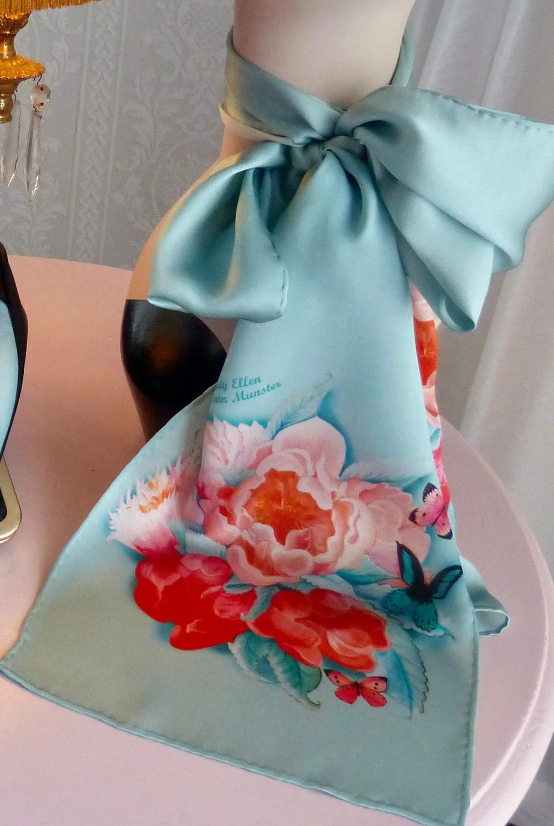 Silk scarf, Idda